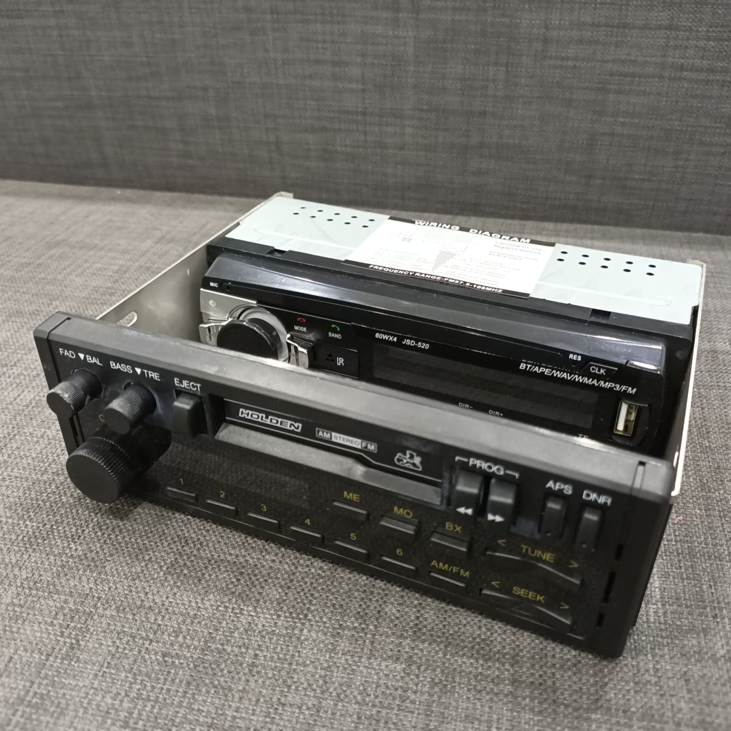 Holden VL Brock Calais Walkinshaw Repro Radio player USB B-T