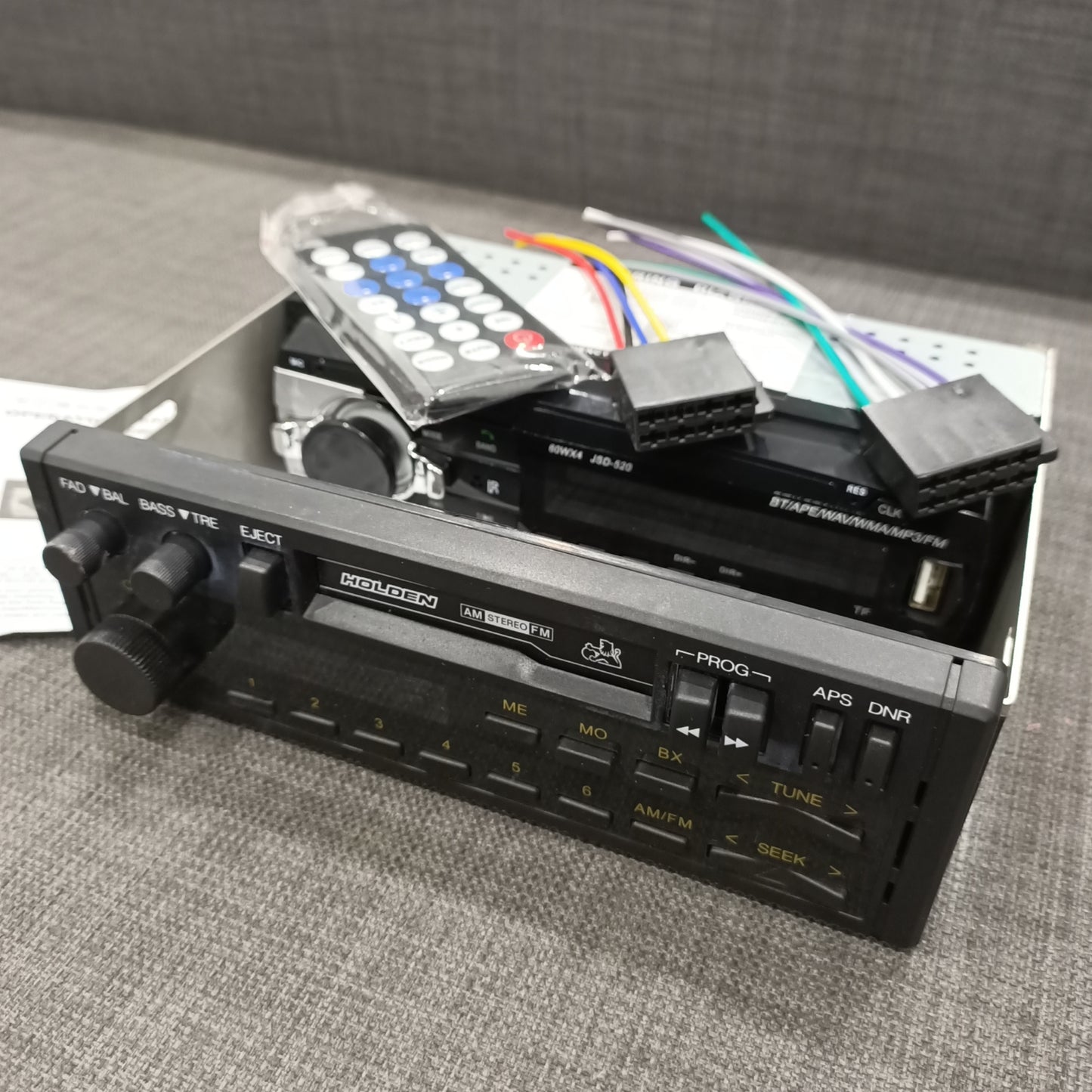 Holden VL Brock Calais Walkinshaw Repro Radio player USB B-T